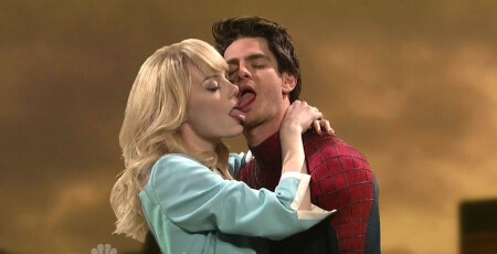 艾瑪史東在SNL喜劇小品上與安德魯搞笑「舌吻」