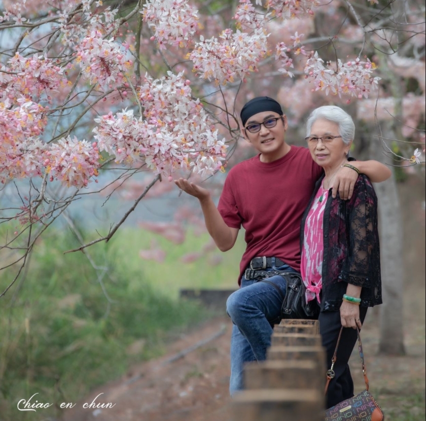 焦恩俊SNS如今只剩下與母親的家人合照