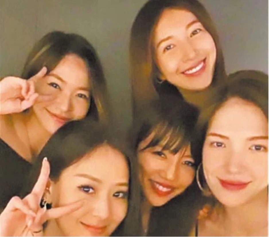 李靚蕾與名媛孫芸芸私下聚會