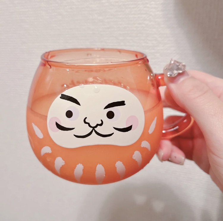透明橘達摩馬克杯拿在手上超Q