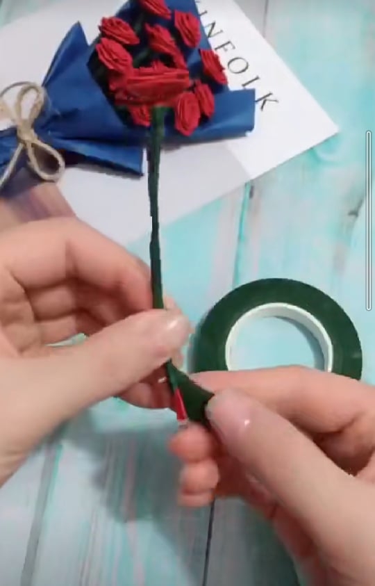 步驟四:用綠色膠帶黏出莖部