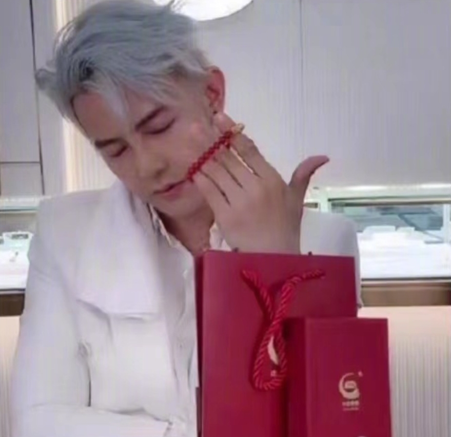 假裝睡著了,但工作的手沒有停