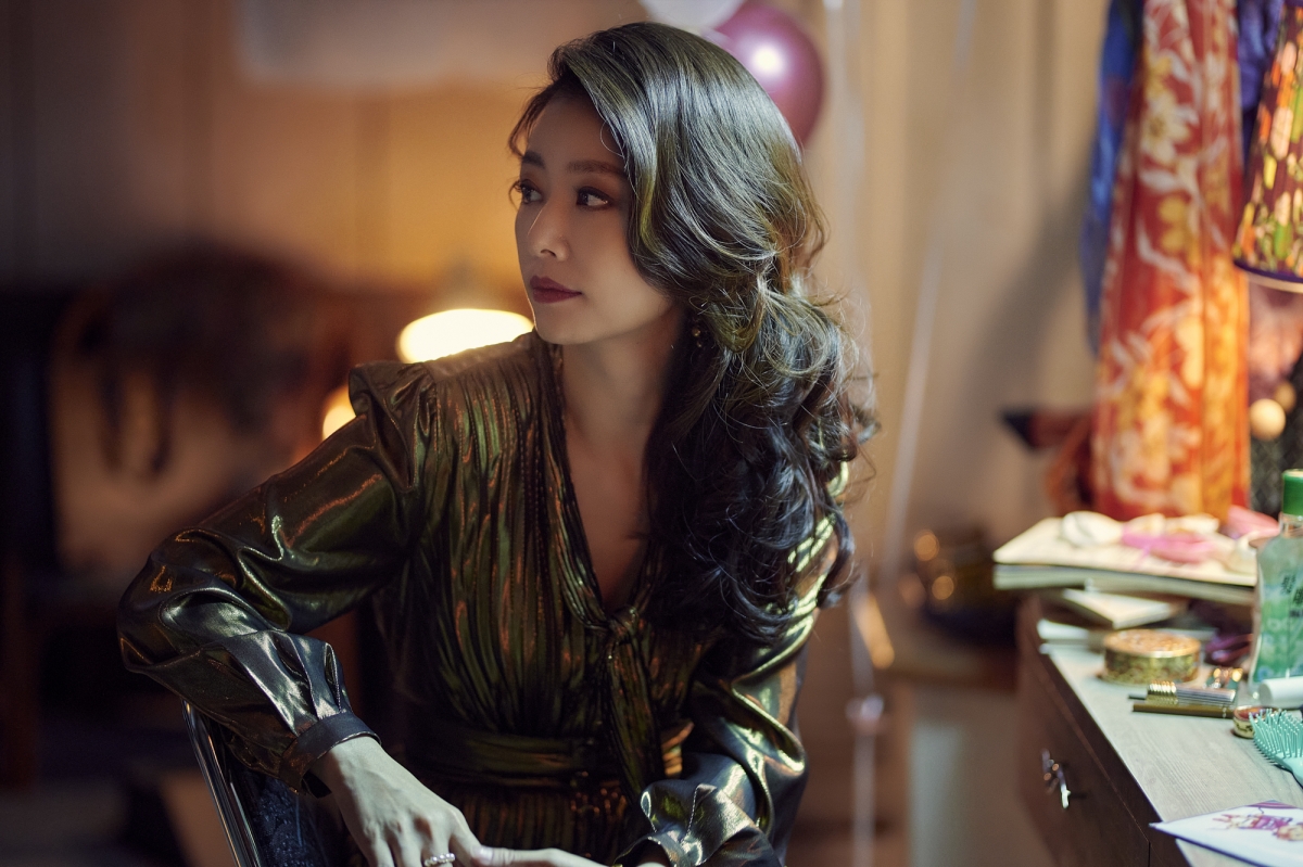 林心如在《華燈初上》中飾演日式酒店「光」的媽媽桑。