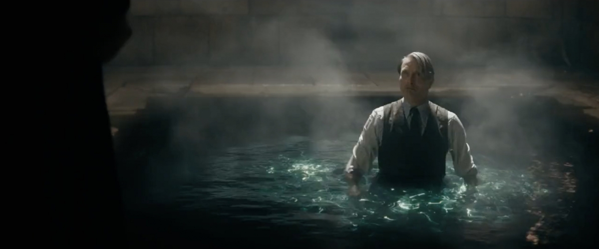 Mads Mikkelsen版葛林黛華德一身西裝