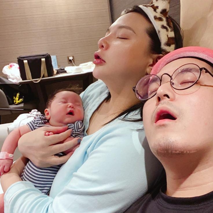 小甜甜與老公照顧北鼻累翻