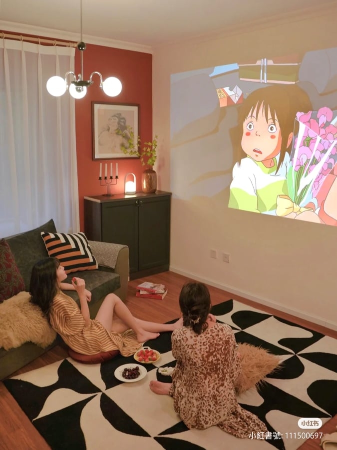 跟閨蜜一起在家看電影防疫