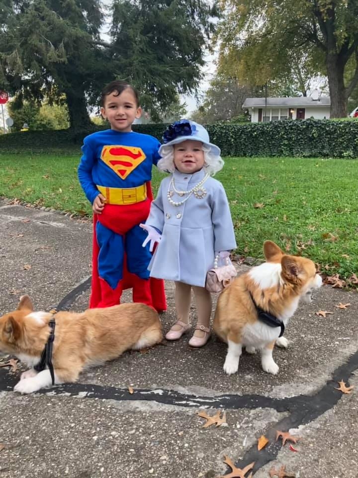 一家人收到英國女王回信時,都非常開心。