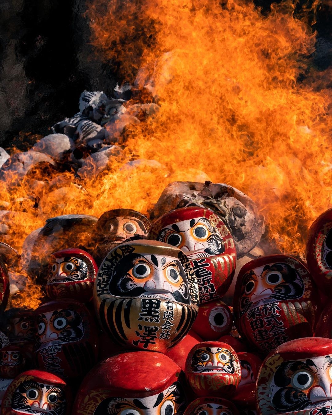 Kohki 拍攝火燒達摩的傳統儀式。