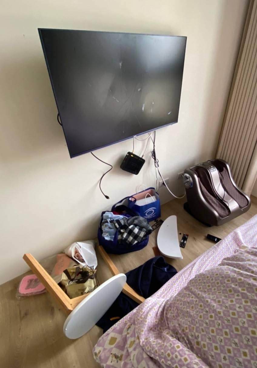 連牆上的電視都被打爆