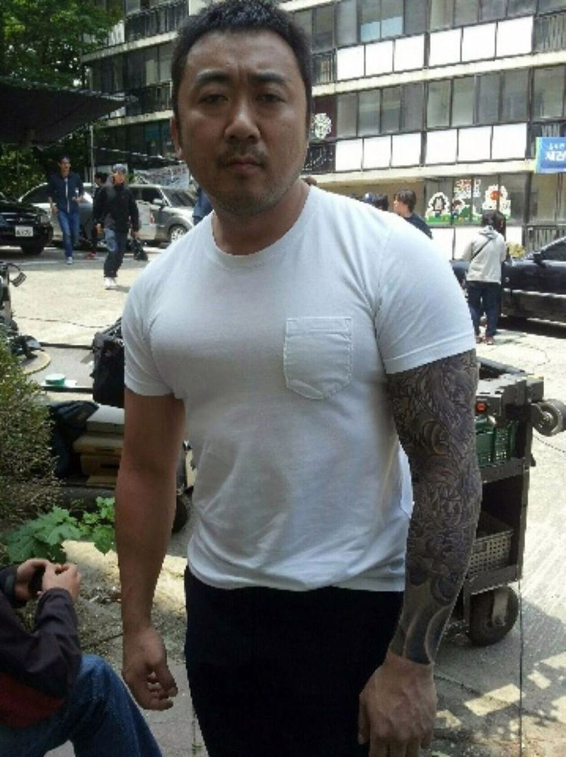 馬東石年過半百依然保持超猛肌肉體格
