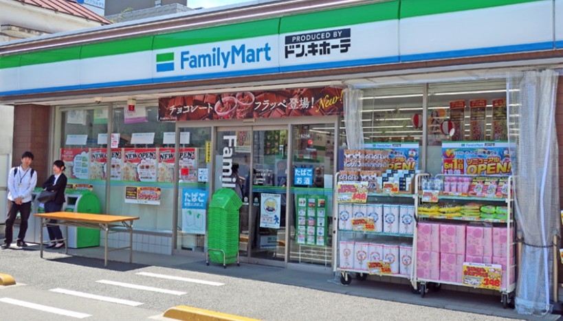 日本 FamilyMart 店門口。