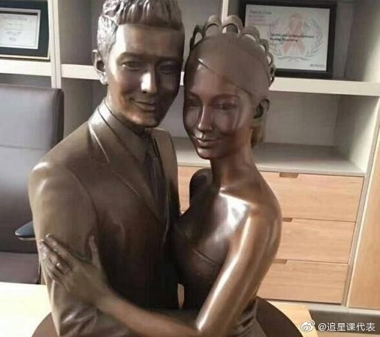 盛傳黃曉明工作室有一尊結婚紀念銅像