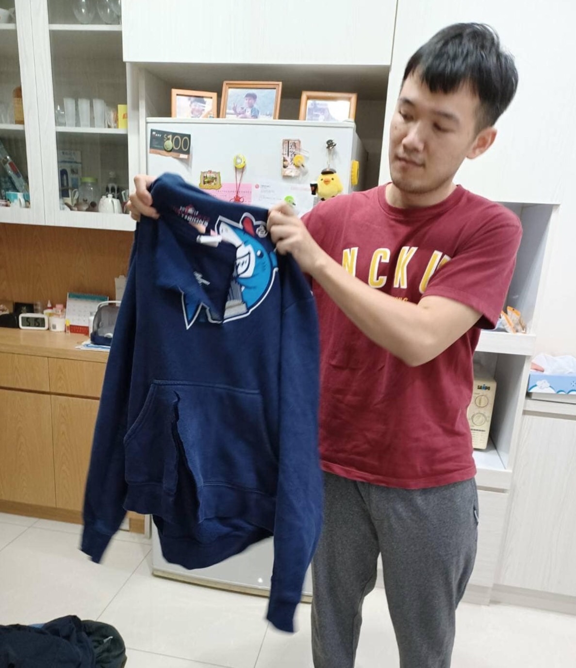 Josh返家無奈發現衣服全被剪爛