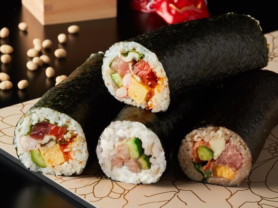 日本的惠方卷（恵方巻）據說在新年時吃，可以招來好運。