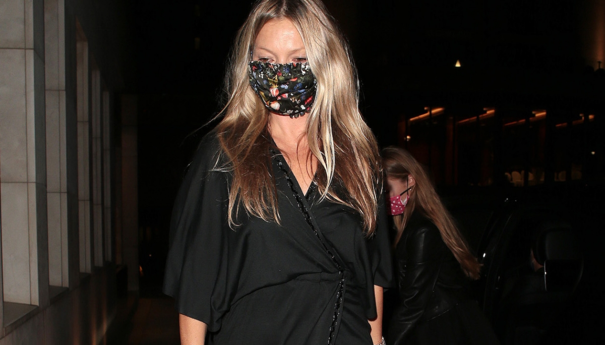 Kate Moss 配戴 THE VAMPIRE’S WIFE 口罩。