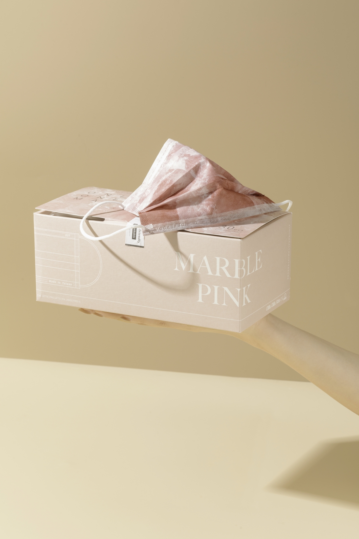 一心一罩 柔嫩粉晶石紋醫用口罩，NT$499(一盒30入，單片包裝，每個顏色各10片)