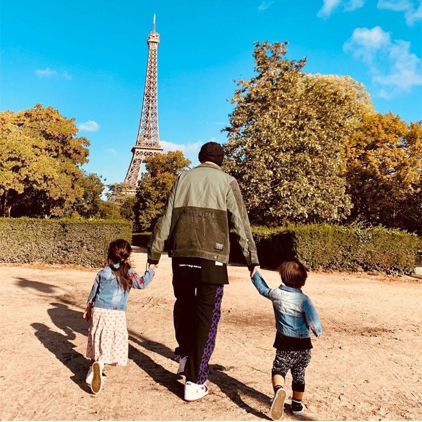 周董幸福牽著兒女遊法國