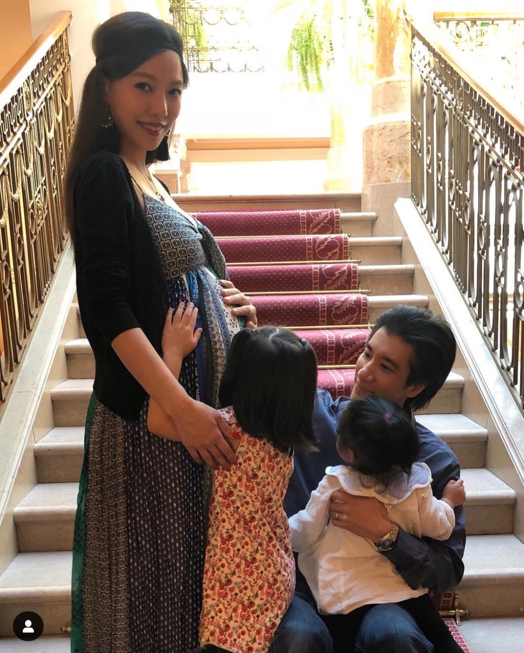 李靚蕾目前一個人與3個孩子居住，因此請求王力宏別帶著陌生人返家。