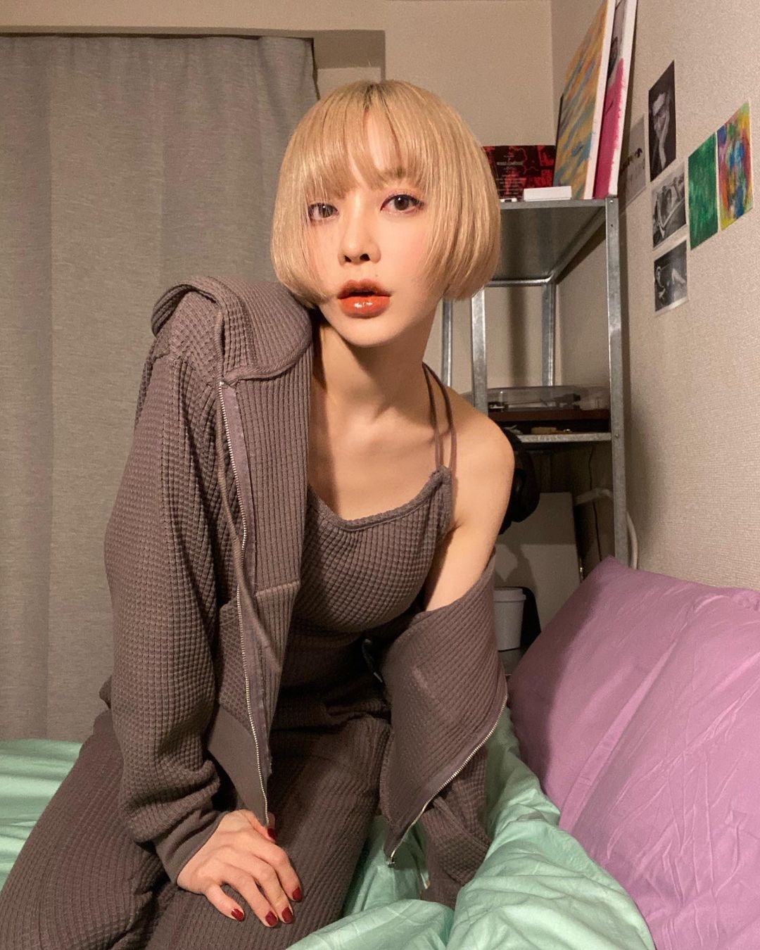 齊耳短鮑伯配上不同髮色就有截然不同的風情。