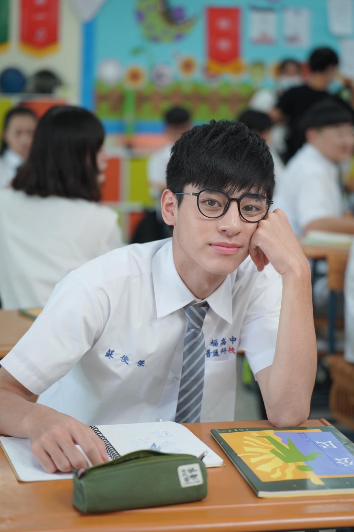 劉敬戴上黑框眼鏡