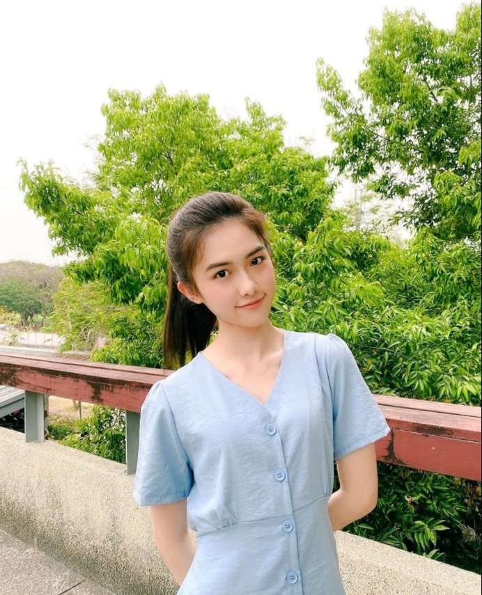 何思靜畢業於輔仁大學
