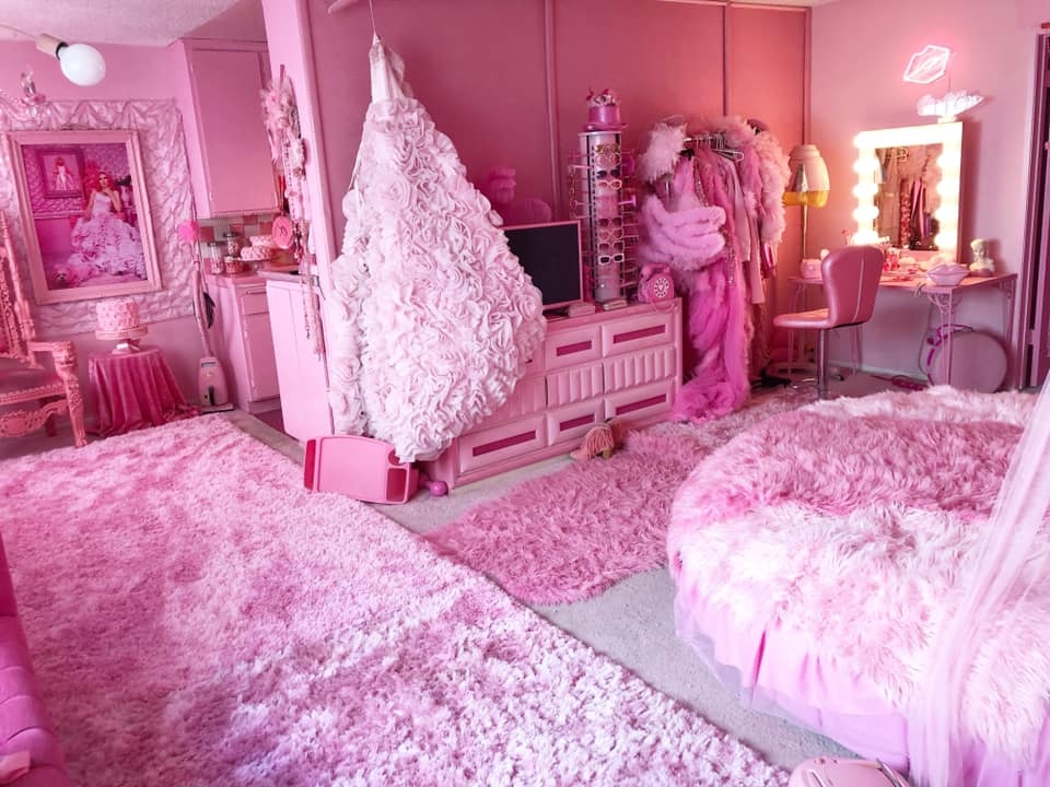 Kitten Kay Sera花費鉅資裝潢住家成為一間「粉紅小屋」。