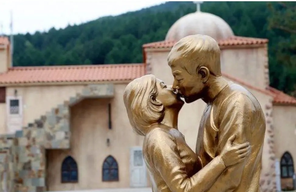 宋慧喬與宋仲基結婚時也被打造成愛情銅像,如今格外諷刺