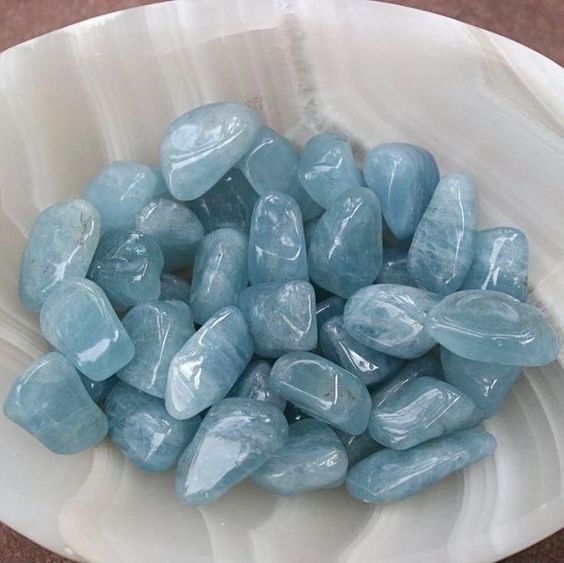 3月誕生石：海藍寶（Aquamarine）。