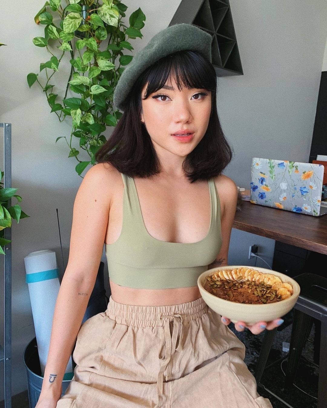 運動背心配上同色系貝蕾帽有種混搭的美感。
