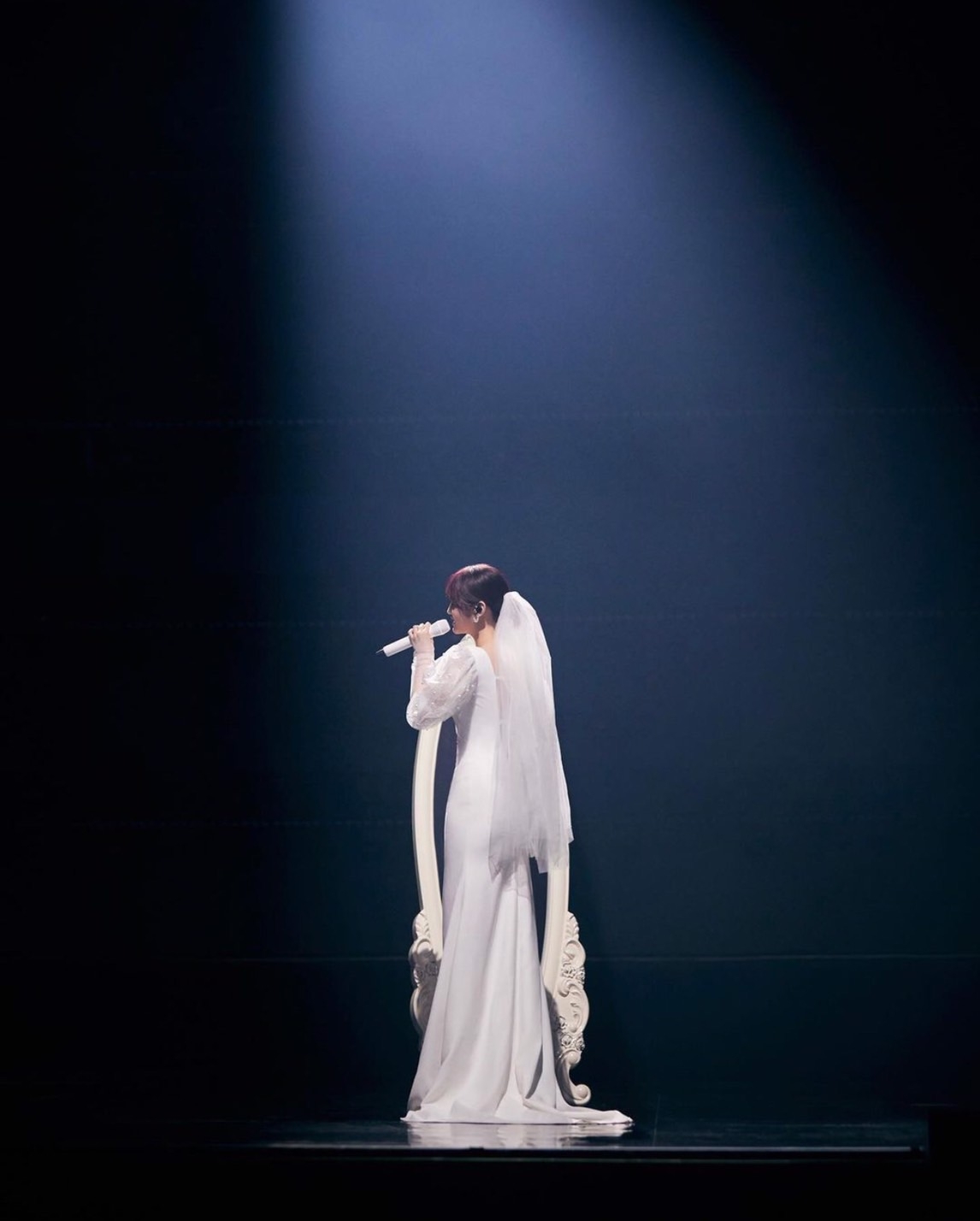 比起自己的婚禮，楊丞琳在登台時才搶先穿上白紗