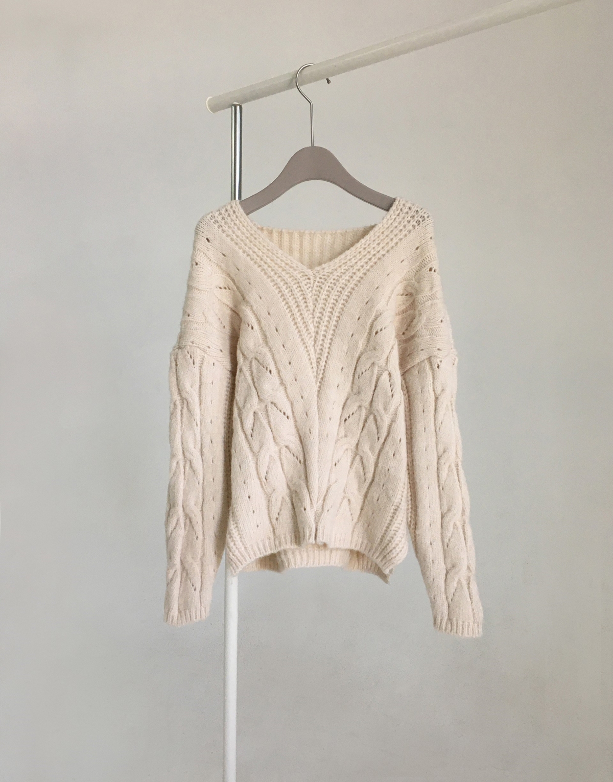 PAZZO氣質麻花V領針織上衣，NT$960