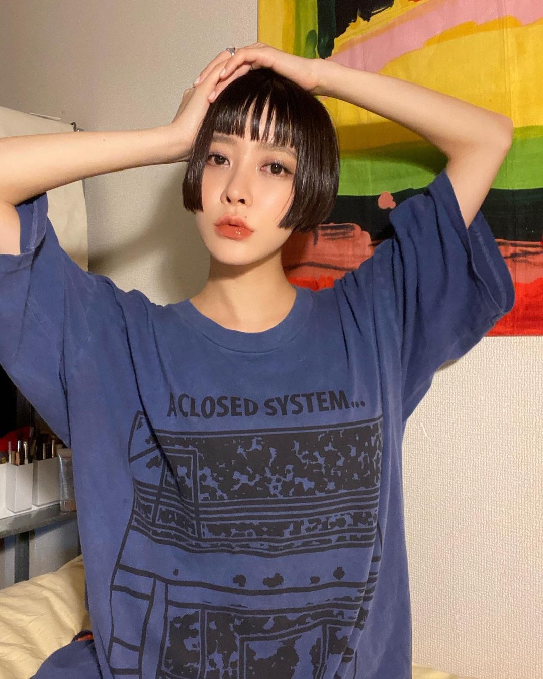 配上黑髮也很好看。