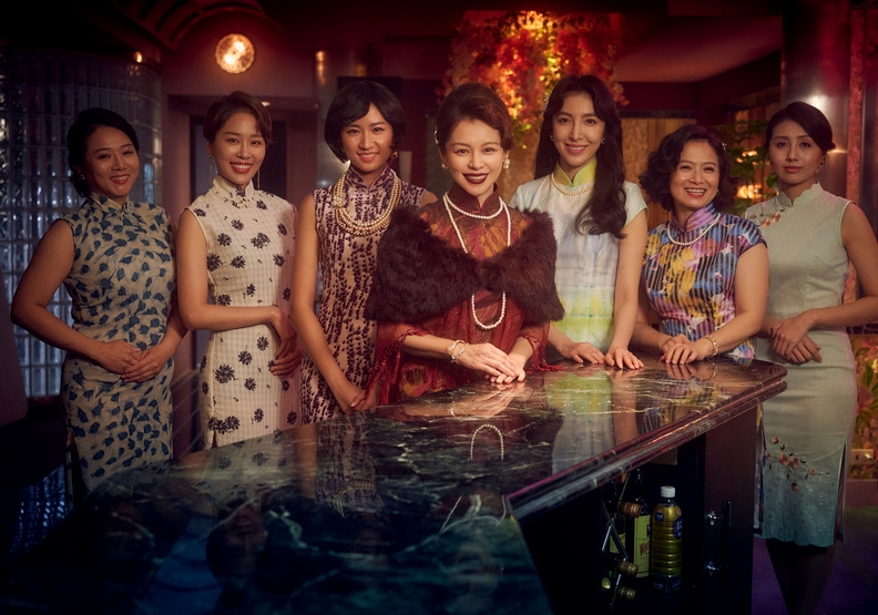 Netflix 影集《華燈初上》中的旗袍扮相。