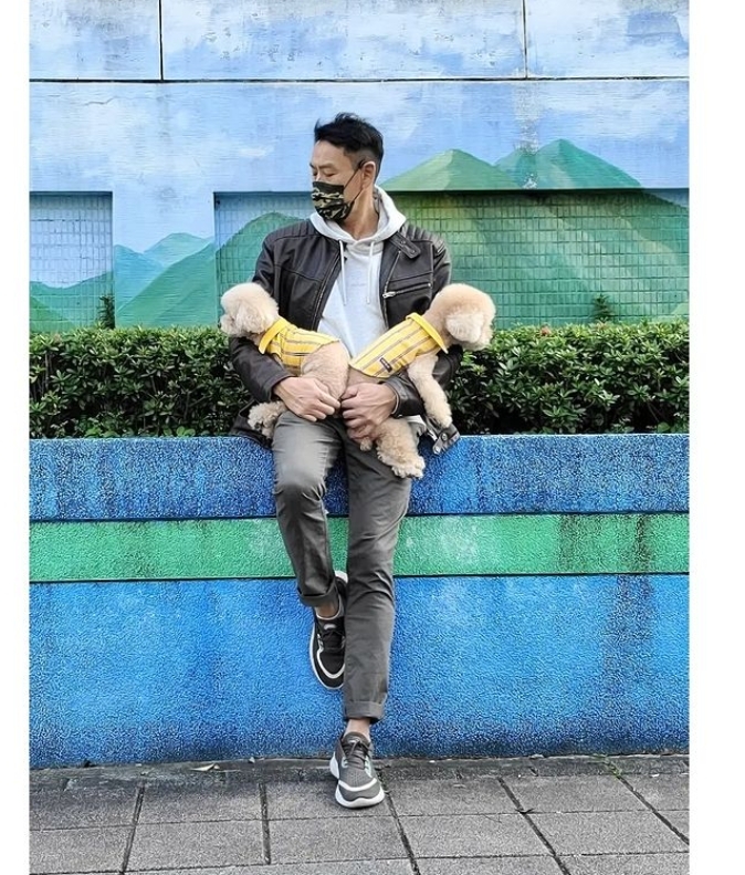 加賀美智久抱狗狗超可愛