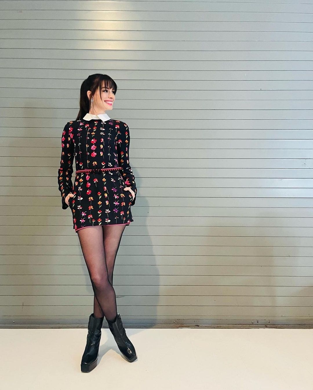 亞當紐曼妻子由安海瑟薇飾演