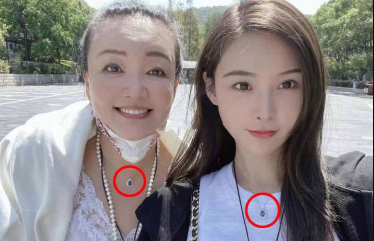 張蘭似乎非常喜歡張穎穎,兩人在大S離婚前就已經戴上同款項鍊