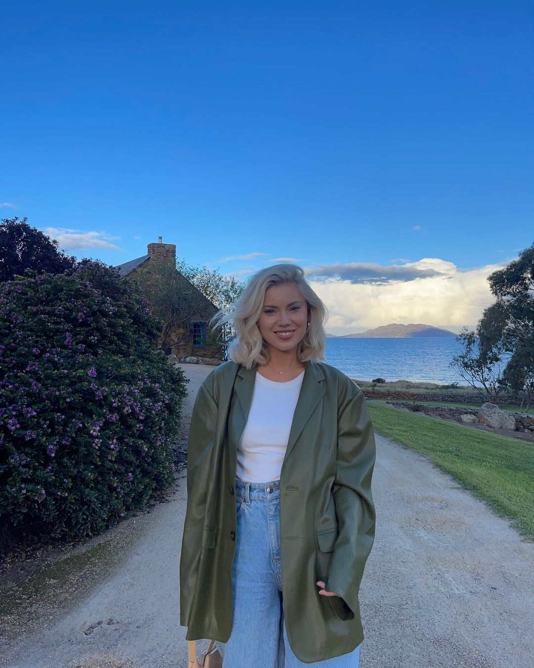 Instagram @laurajadestone
