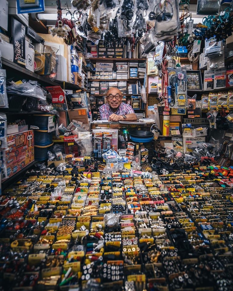 RK 所攝的「秋葉原電氣街爺爺」照片。