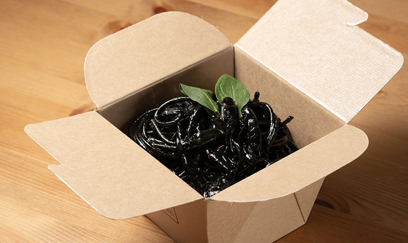 「廣島特選蟋蟀」墨魚汁義大利麵。