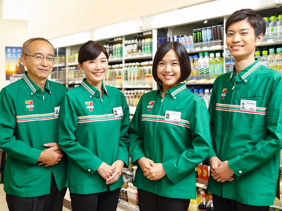 日本便利商店有很多外籍員工。