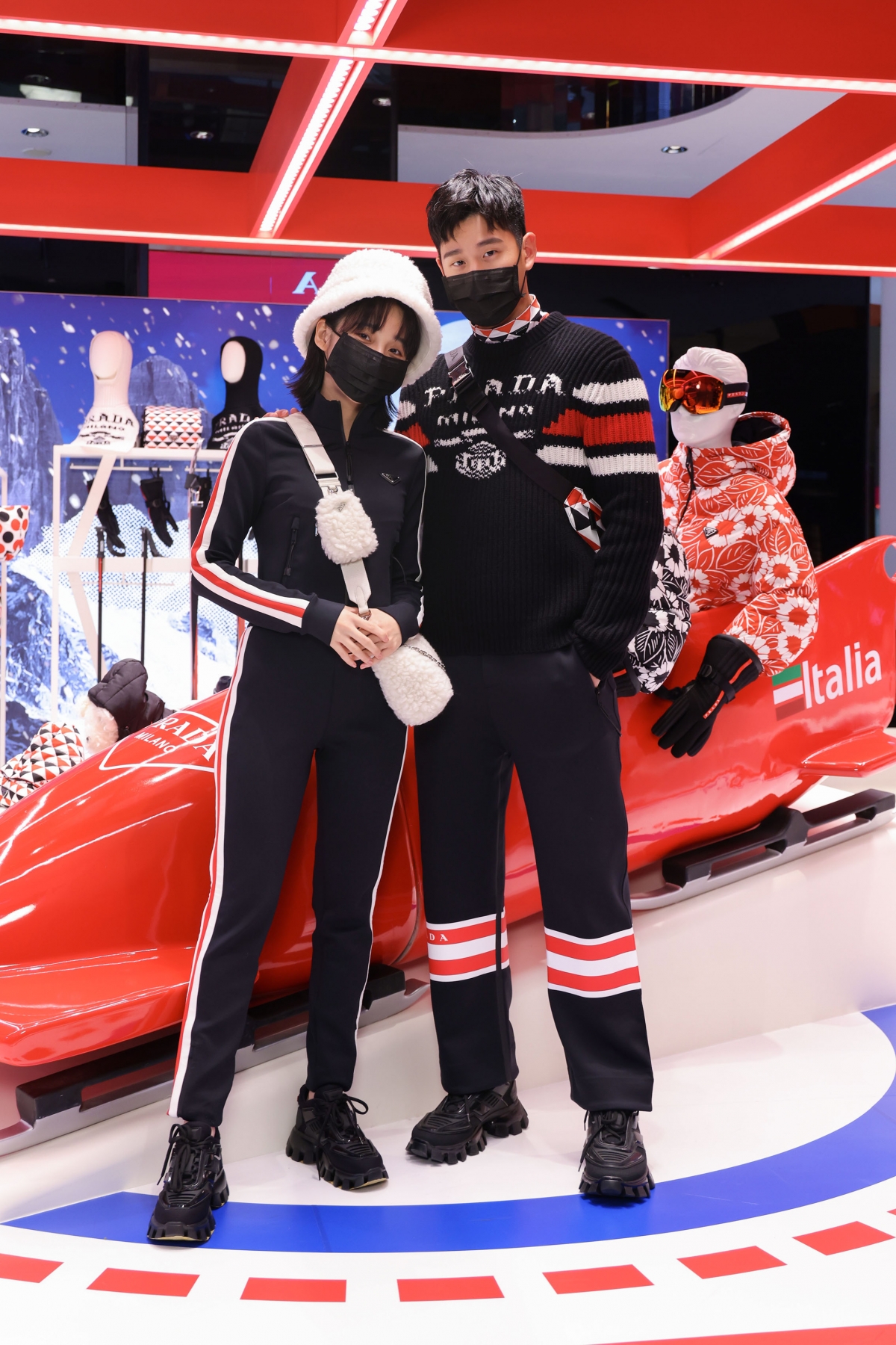 周星哲&李沐示範Prada On Ice期間限定店系列服裝