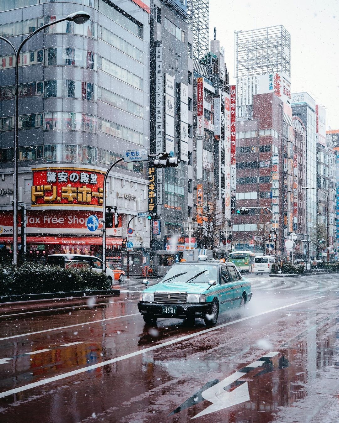 日本攝影師 Kohki 捕捉到新宿街頭奔馳的計程車。