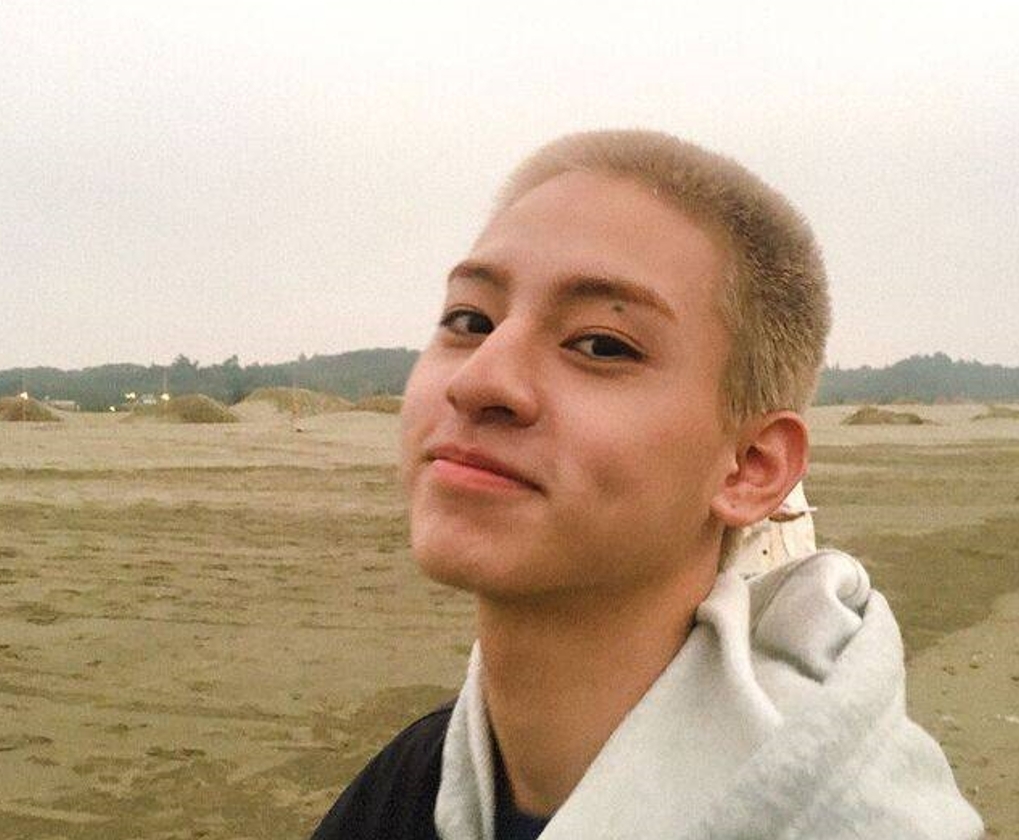 染金髮的劉敬,與華燈子維形象大不同