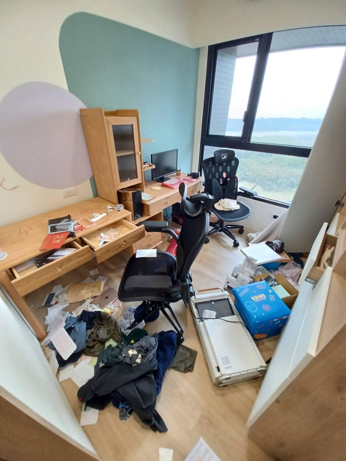 Josh返家時發現自己買的新家全被砸爛