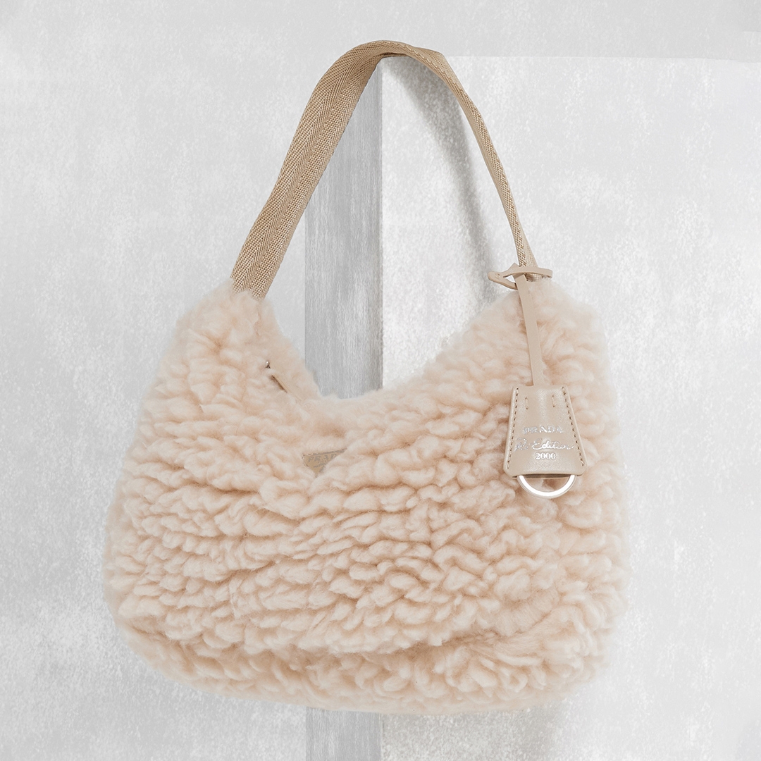 PRADA羔羊迷你包，NT48,000