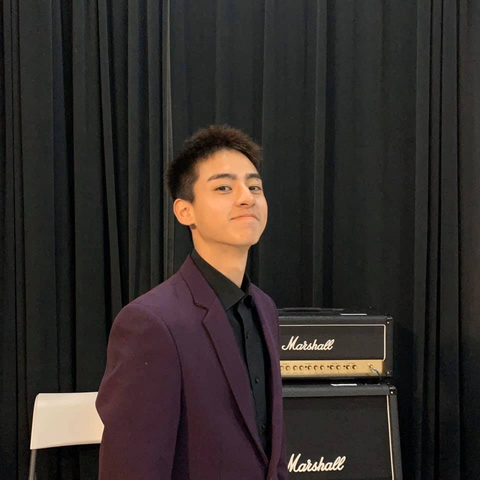 19歲劉敬穿西裝