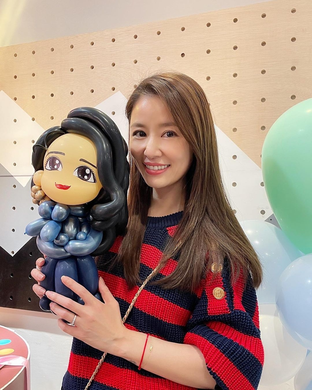 林心如曬自己在女兒生日會上的照片
