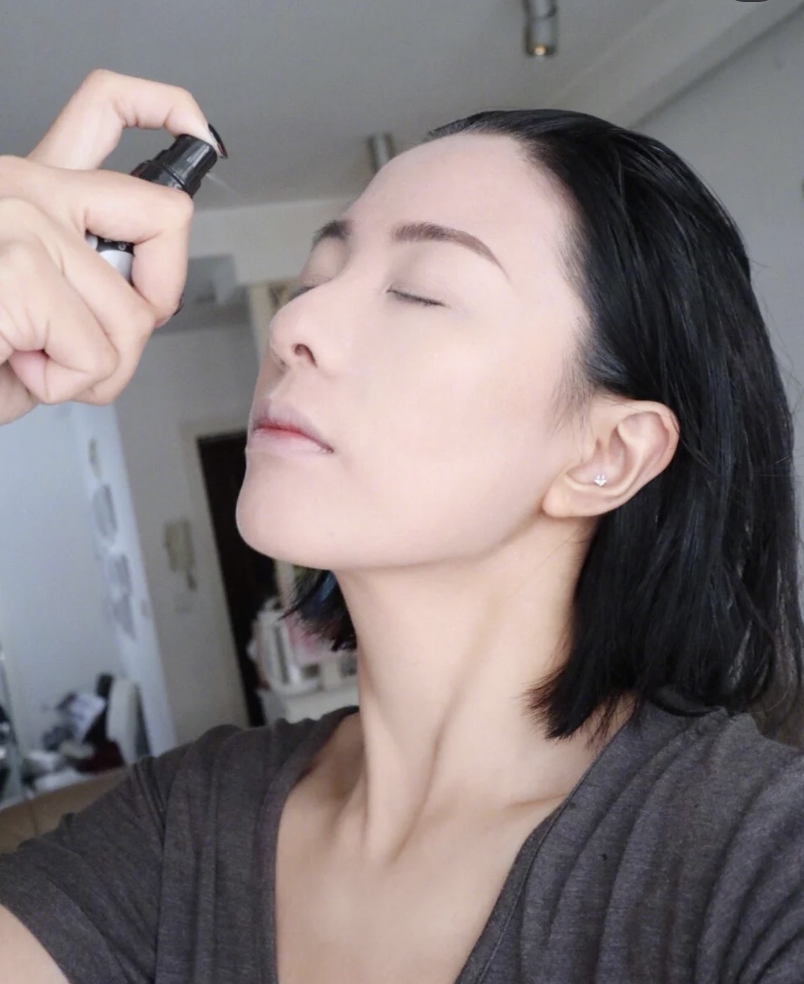 不浮粉底妝技巧4:定妝噴霧定妝