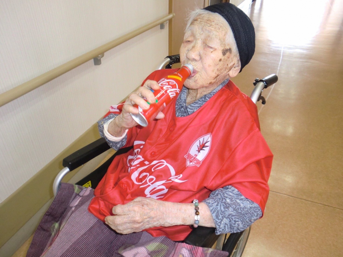 田中加子奶奶平常最愛喝可樂。