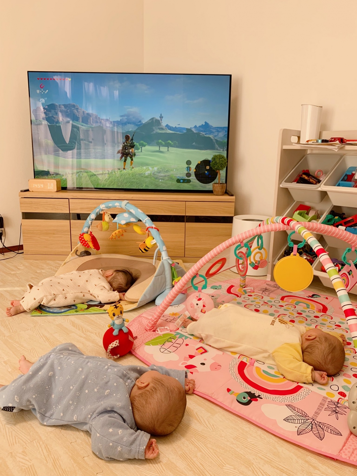 3胞胎寶寶在媽媽玩《薩爾達傳說 曠野之息》時睡著。